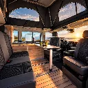 Van aménagé face à l’océan au coucher du soleil.webp