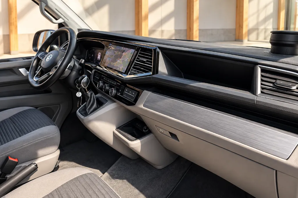 Habitacle Volkswagen moderne et lumineux.webp