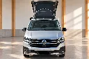Volkswagen camper au toit levé.webp